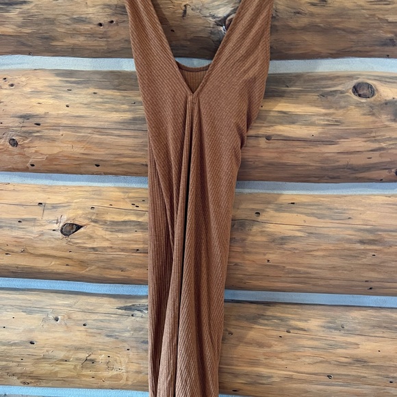 Old Navy Sleeveless Cross-Back Rib-Knit Midi Shift Dress - Picture 2 of 3